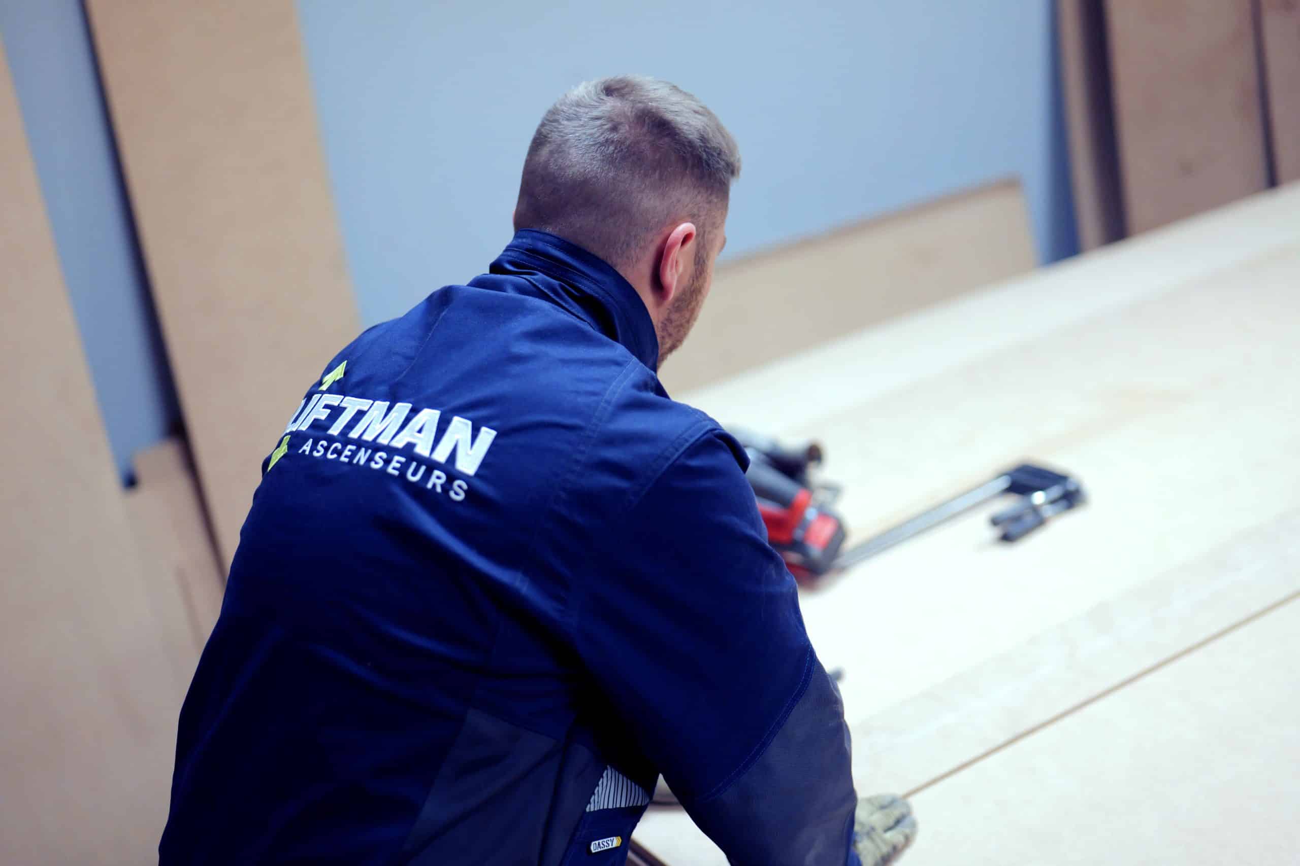 Technicien de dos en découpe de bois